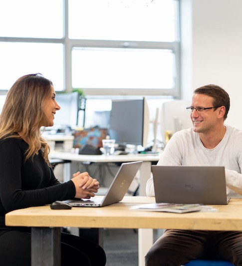 Collegas in gesprek aan tafel